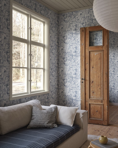 Tapet albastru deschis cu model elegant într-o cameră decorată
