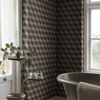 Tapet cu model geometric maro într-o baie modernă