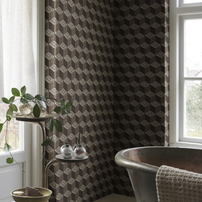 Tapet cu model geometric maro într-o baie modernă