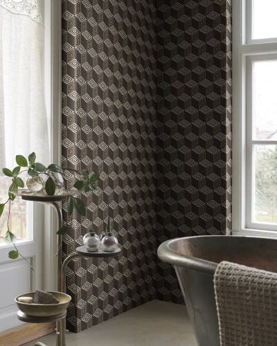 Tapet cu model geometric maro într-o baie modernă
