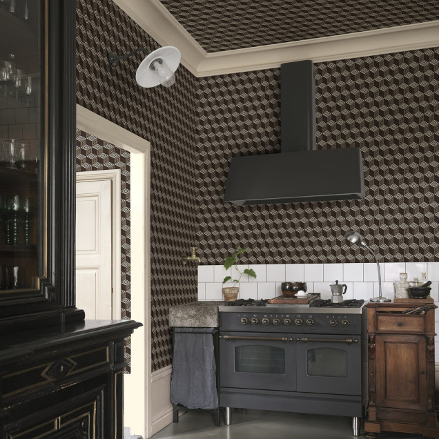 Tapet cu model geometric maro într-o baie modernă