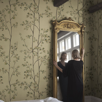 Tapet floral cu ramuri și frunze pe un fundal crem