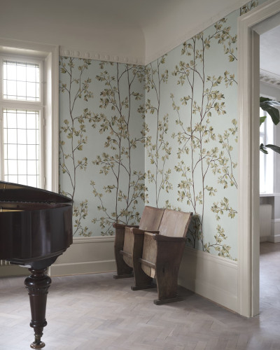 Tapet floral bleu într-un interior elegant