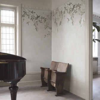 Tapet floral cu ramuri și păsări într-o cameră elegantă