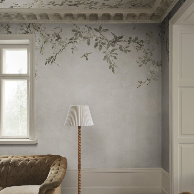 Tapet floral cu ramuri și păsări într-o cameră elegantă