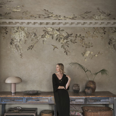 Tapet bej cu design floral delicat