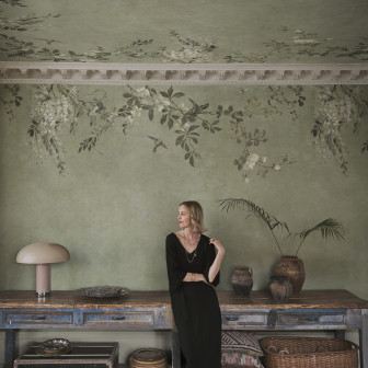 Tapet elegant cu design floral în nuanțe de verde salvie.