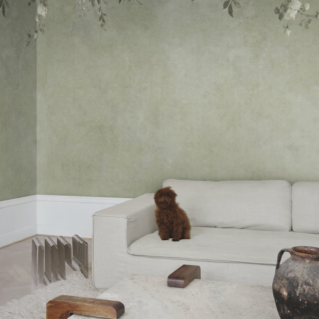 Tapet elegant cu design floral în nuanțe de verde salvie.