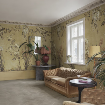 Tapet floral galben într-un living elegant