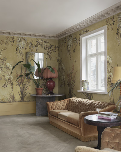 Tapet floral galben într-un living elegant