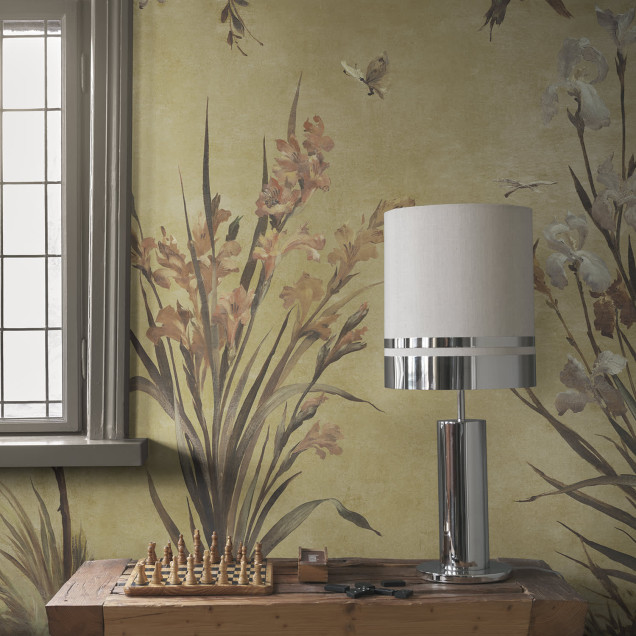 Tapet floral galben într-un living elegant