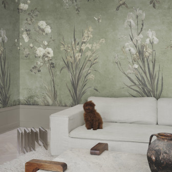 Tapet floral verde salvie într-o cameră de zi elegantă