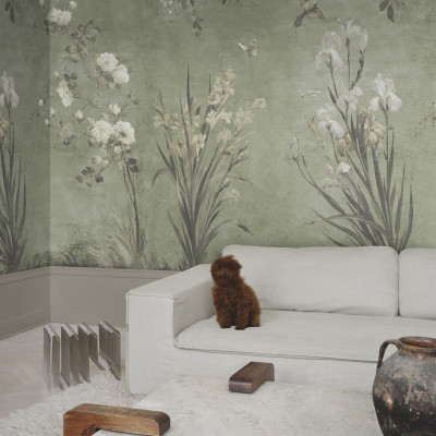 Tapet floral verde salvie într-o cameră de zi elegantă