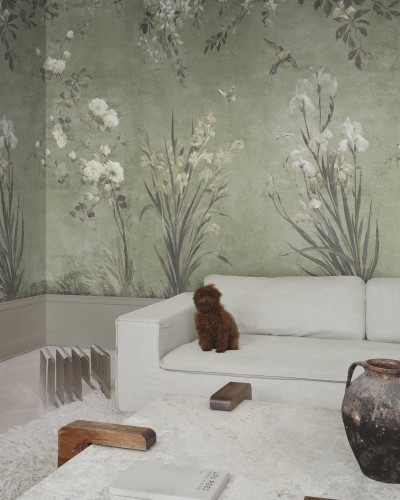 Tapet floral verde salvie într-o cameră de zi elegantă