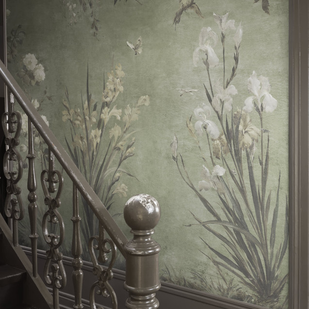Tapet floral verde salvie într-o cameră de zi elegantă