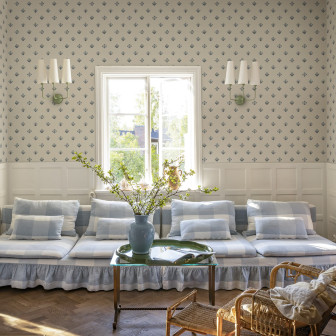 Tapet floral albastru într-un living primitor