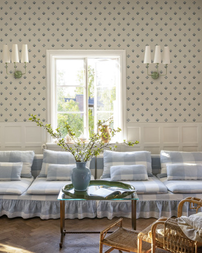 Tapet floral albastru într-un living primitor