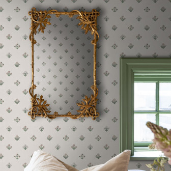 Tapet floral roz cu model delicat pe un perete interior