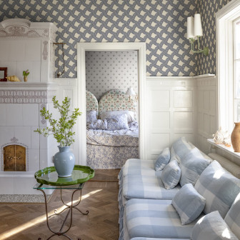 Tapet cu model geometric albastru într-un interior elegant