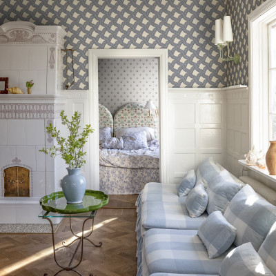 Tapet cu model geometric albastru într-un interior elegant