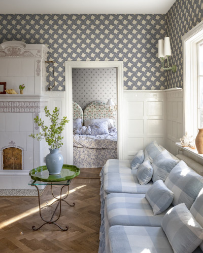 Tapet cu model geometric albastru într-un interior elegant