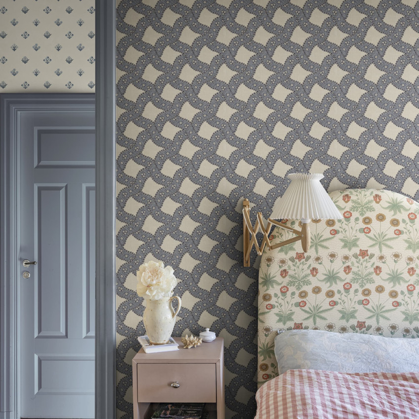 Tapet verde cu model subtil într-un interior elegant