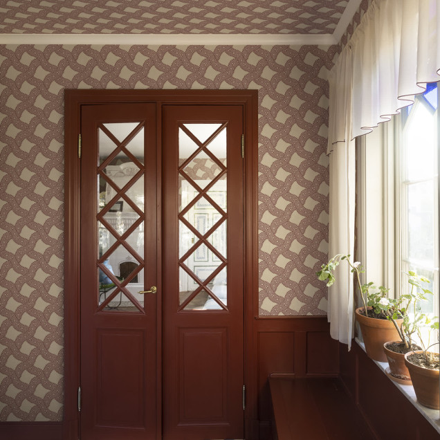 Tapet roșu cu model geometric într-o bucătărie rustică
