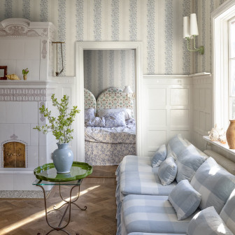 Tapet floral albastru în living elegant