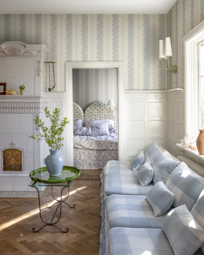 Tapet floral albastru în living elegant