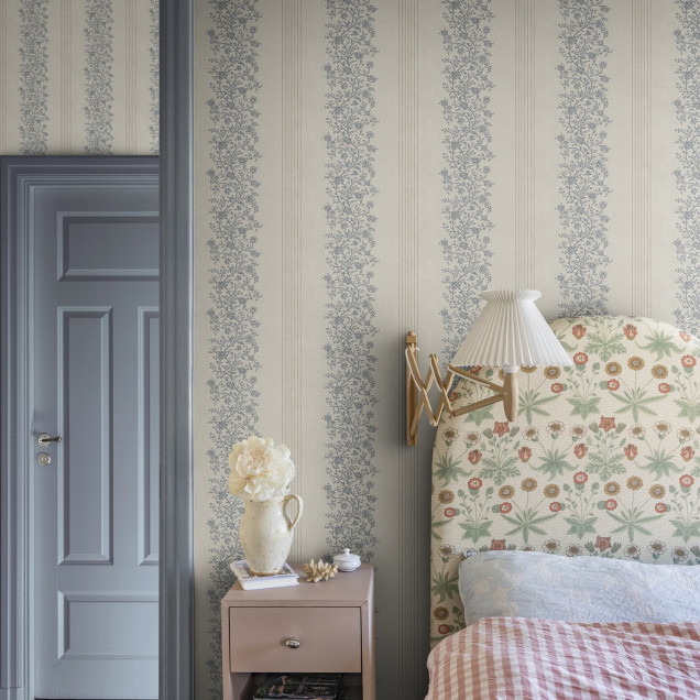 Tapet floral albastru în living elegant