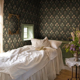 Tapet floral elegant într-un dormitor primitor