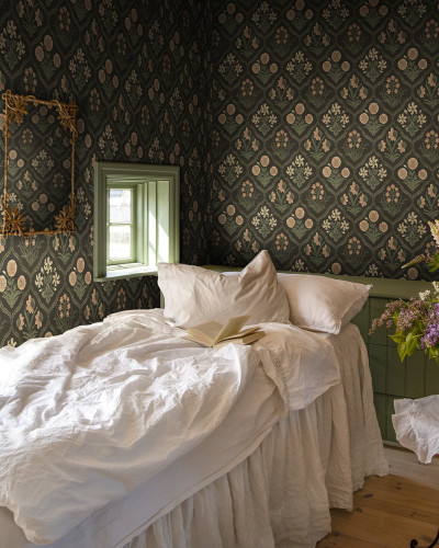 Tapet floral elegant într-un dormitor primitor