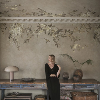 Tapet Luca Rectangle, Beige, cu design floral delicat, ramuri, flori crem și păsări pe un fundal bej texturat, aplicat pe pereți și tavan într-un living elegant.