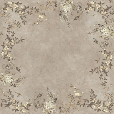 Cameră decorată cu tapet Luca Square, Beige, cu model floral și păsări pe pereți și tavan. O femeie elegantă se sprijină de o masă rustică. Design interior sofisticat, natură, culori pământii.