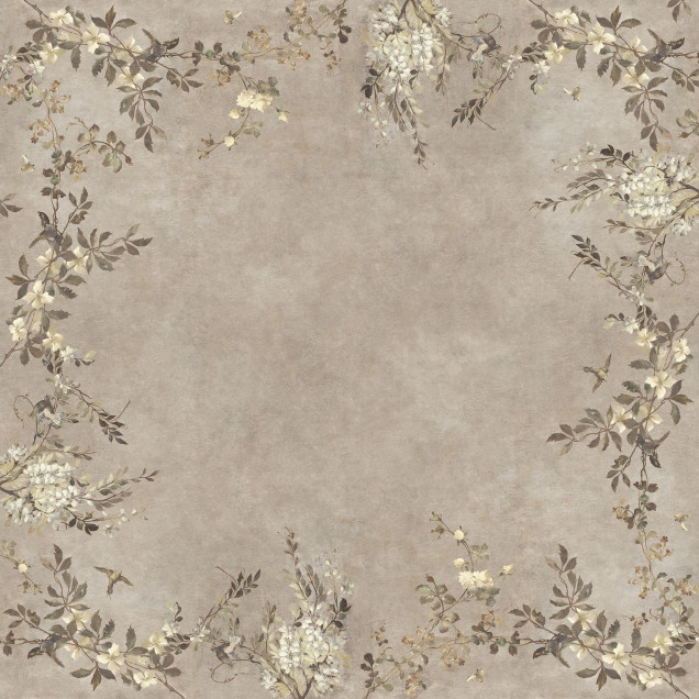 Cameră decorată cu tapet Luca Square, Beige, cu model floral și păsări pe pereți și tavan. O femeie elegantă se sprijină de o masă rustică. Design interior sofisticat, natură, culori pământii.