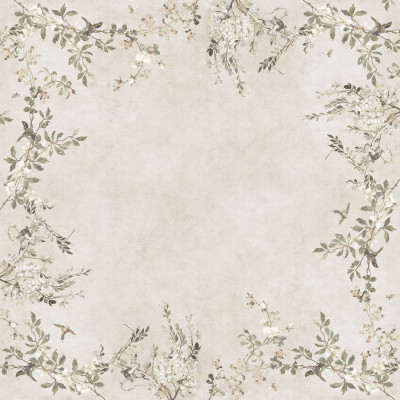 Femeie blondă într-un living elegant cu pereți și tavan acoperiți de tapet Luca Square, Sand, prezentând un design floral cu ramuri, flori delicate și păsări pe un fundal bej nisipiu, alături de un bufet din lemn vechi și obiecte de decor vintage.