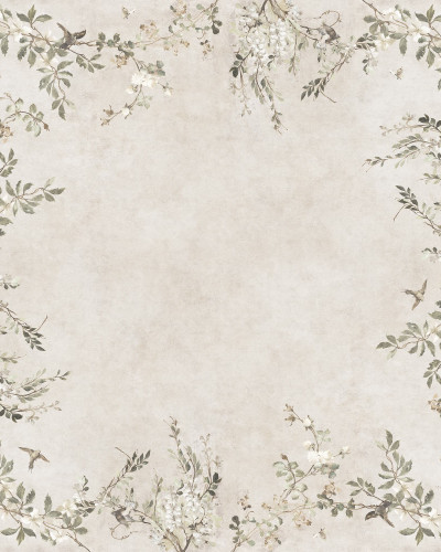 Femeie blondă într-un living elegant cu pereți și tavan acoperiți de tapet Luca Square, Sand, prezentând un design floral cu ramuri, flori delicate și păsări pe un fundal bej nisipiu, alături de un bufet din lemn vechi și obiecte de decor vintage.