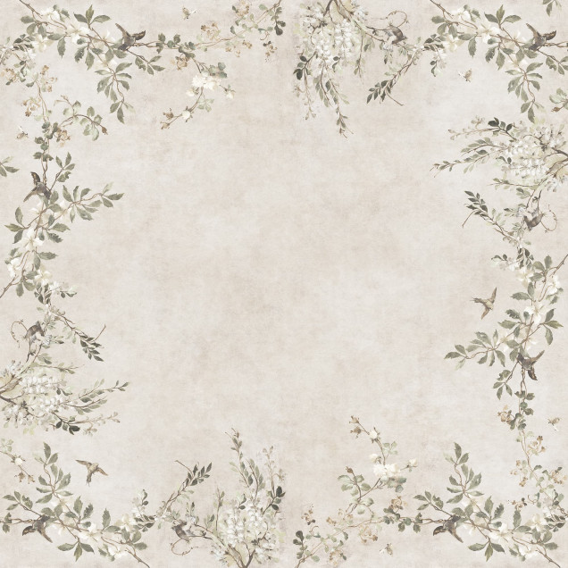 Femeie blondă într-un living elegant cu pereți și tavan acoperiți de tapet Luca Square, Sand, prezentând un design floral cu ramuri, flori delicate și păsări pe un fundal bej nisipiu, alături de un bufet din lemn vechi și obiecte de decor vintage.