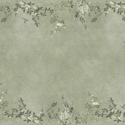 Femeie într-un living elegant cu tapet Luca Rectangle, Sage Green. Peretele și tavanul sunt decorate cu un model botanic de flori albe și păsări pe fundal verde salvie, alături de o consolă vintage și o lampă de masă.