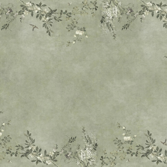 Femeie într-un living elegant cu tapet Luca Rectangle, Sage Green. Peretele și tavanul sunt decorate cu un model botanic de flori albe și păsări pe fundal verde salvie, alături de o consolă vintage și o lampă de masă.