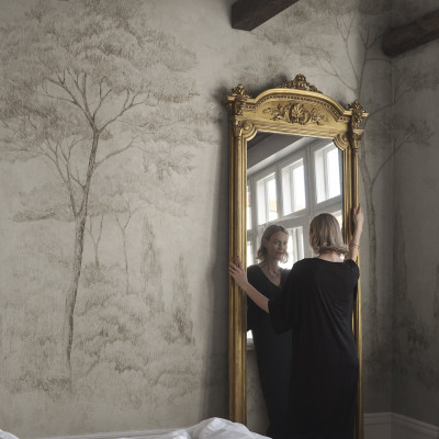 Tapet cu design elegant cu motive naturale în tonuri de bej