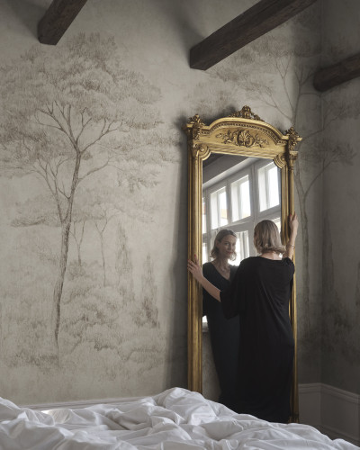 Tapet cu design elegant cu motive naturale în tonuri de bej
