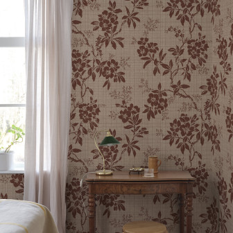 Tapet floral burgund elegant într-o cameră decorată