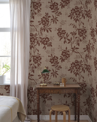 Tapet floral burgund elegant într-o cameră decorată