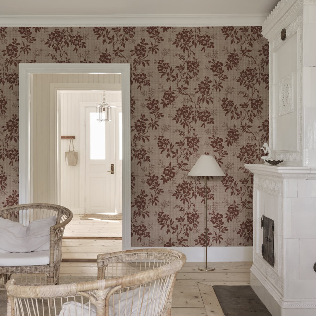 Tapet floral burgund elegant într-o cameră decorată