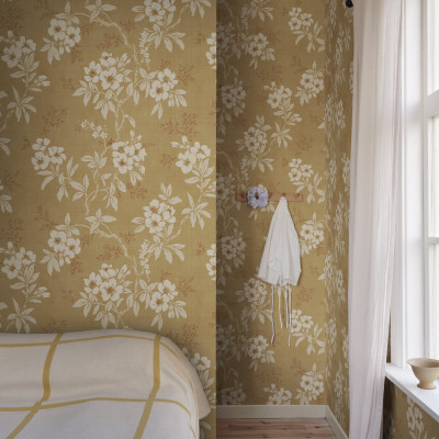 Tapet floral galben cu design delicat