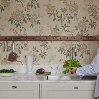 Tapet floral bej cu detalii delicate într-o bucătărie elegantă.