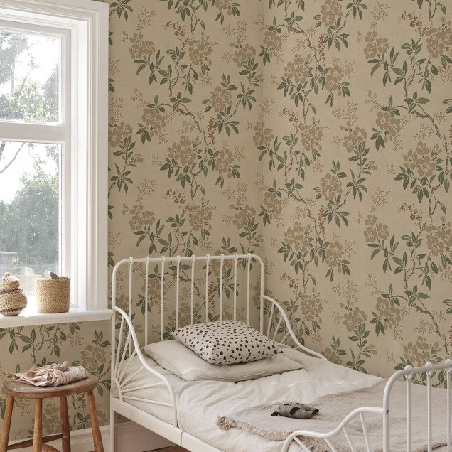 Tapet floral bej cu detalii delicate într-o bucătărie elegantă.