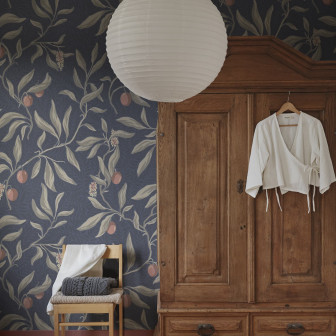 Tapet floral clasic albastru cu accente delicate într-o cameră amenajată