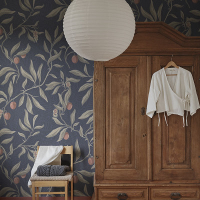 Tapet floral clasic albastru cu accente delicate într-o cameră amenajată